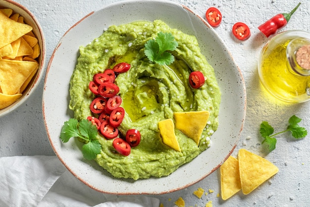 Guacamole vegano e caseiro com tortilha de coentro e pimenta malagueta