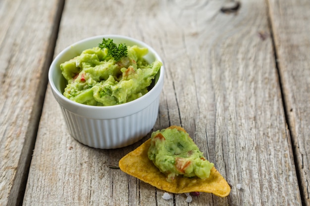 Guacamolesoße und Nachos