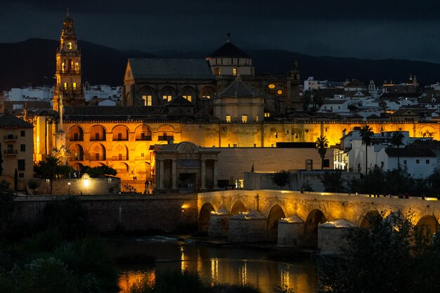 Guadalquivir mit der römischen Brücke.