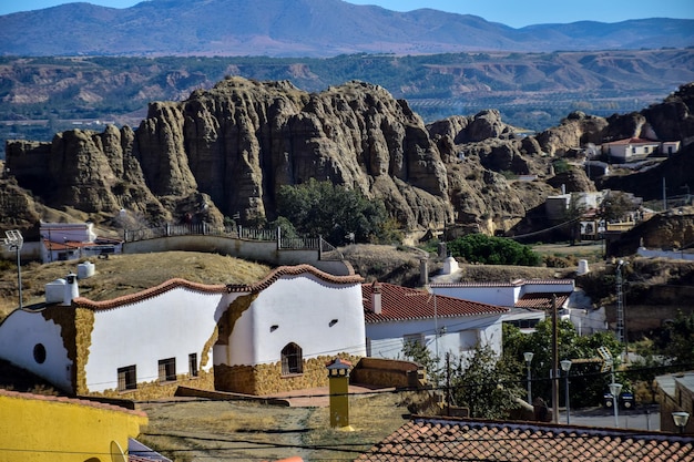 Guadix España 09 de noviembre de 2019 Vista desde la colina a Guadix es famosa por sus casas cueva Estas casas cueva están en las colinas y se encuentran en el Barrio Troglodita Barrio Troglodita de la ciudad