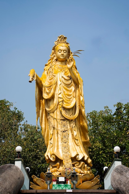 Foto guan yin bodhisattva diosa monumento o estatua de guishan guanyin para los tailandeses extranjeros y los viajeros visitan el respeto rezando en el templo de wat samphran en la ciudad de sam phran en nakhon pathom tailandia