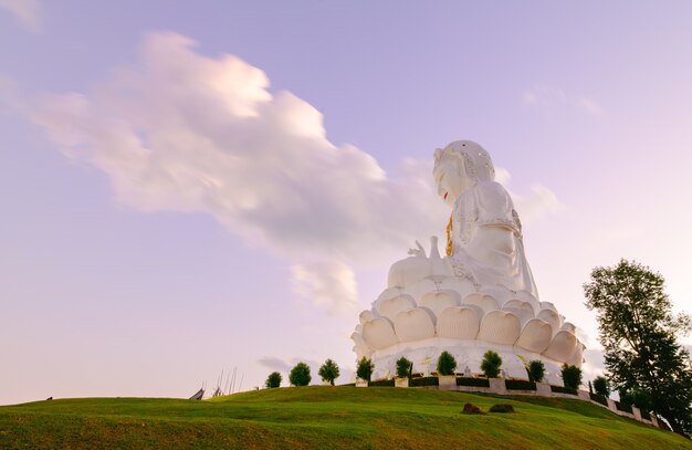 Guan Yin Statue mit Dämmerung an Wat Huay pla Kang-Tempel