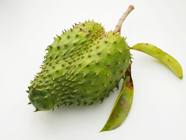 Guanabana de frutas, graviola em fundo branco.