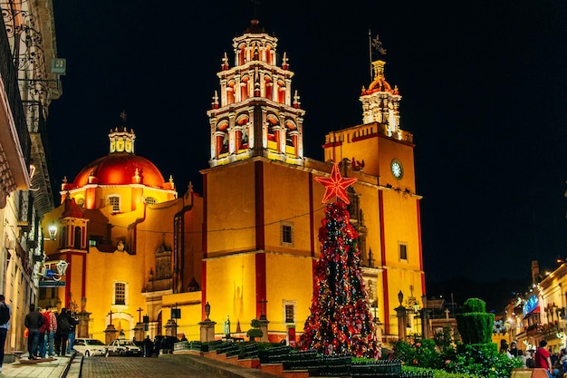 Guanajuato México Noviembre 2019 Ciudad colonial de Guanajuato por la noche con calles empedradas y edificios antiguos