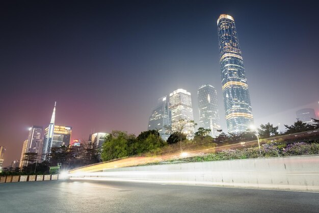 Guangzhou Pearl River nova cidade à noite com trilhas leves na estrada da cidade