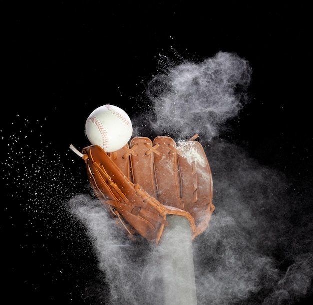 Guante de cuero guante de recibir golpe de pelota de béisbol y polvo tierra explotan en el aire bola de béisball lanzar y golpear al centro del guante de guante fondo negro serie aislada dos de imágenes