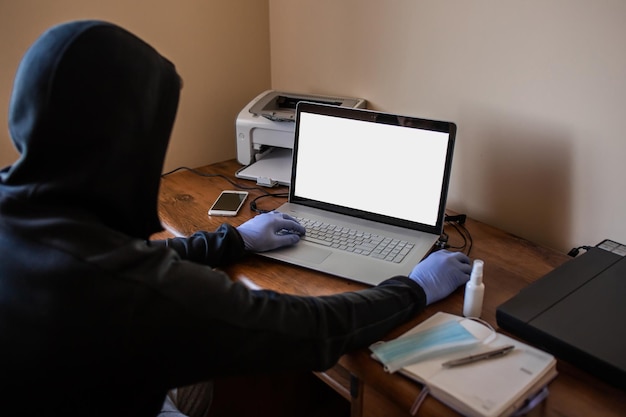 Foto un guante médico servilleta húmeda teclado computadora ratón una máscara facial y desinfectantes durante la infección por coronavirus pandémico tratamiento sanitario contra el virus covid19