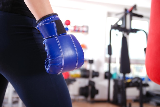 Guantes de boxeador. boxer brilla y torso de mujer.