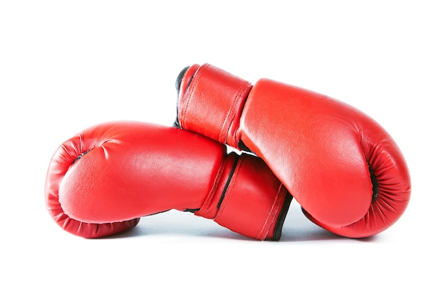 Guantes de boxeo aislados en blanco