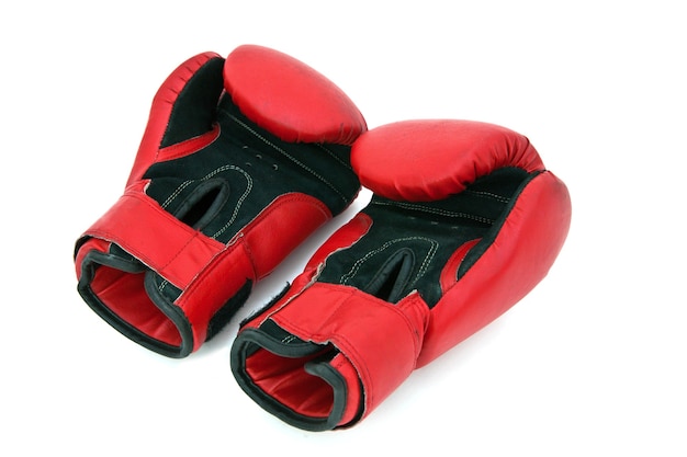 Guantes de boxeo aislados en blanco