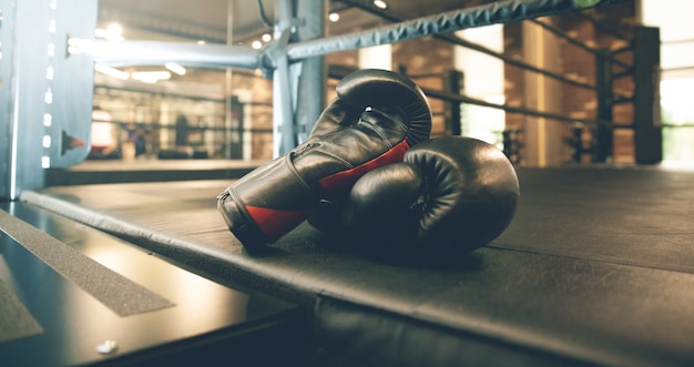 Guantes de boxeo en anillo