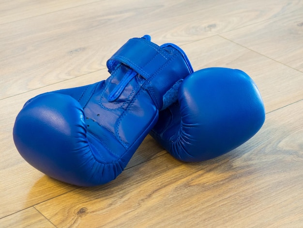 Guantes de boxeo azules en el primer plano del gimnasio