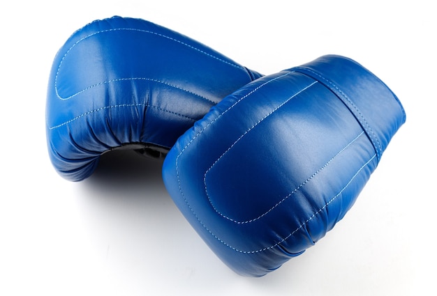 Guantes de boxeo azules sobre un fondo blanco.