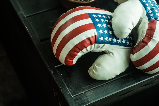 guantes de boxeo con la bandera de Estados Unidos