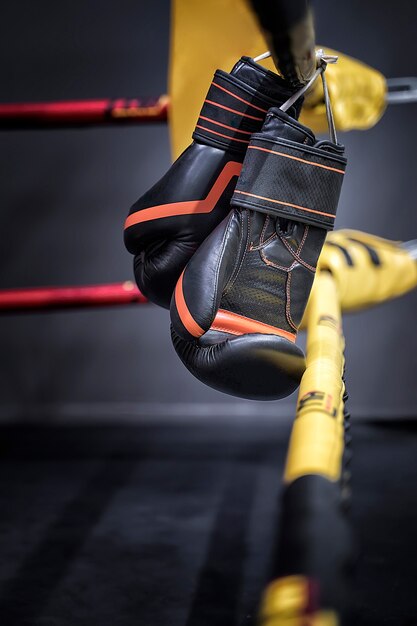 Guantes de boxeo cuelgan de la cuerda