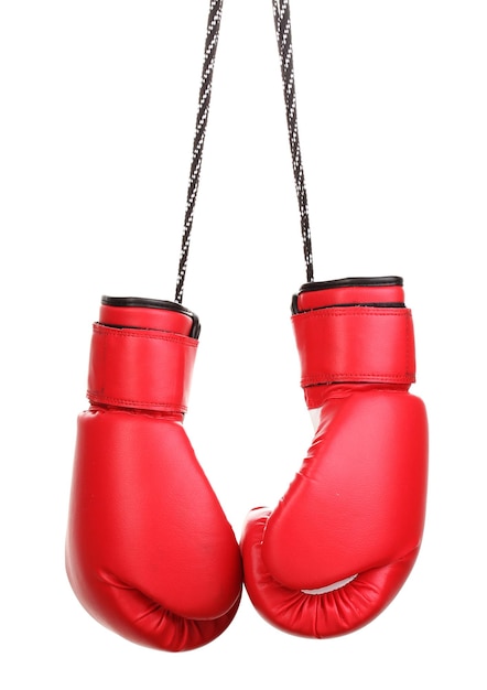 Guantes de boxeo rojos colgando aislados en blanco