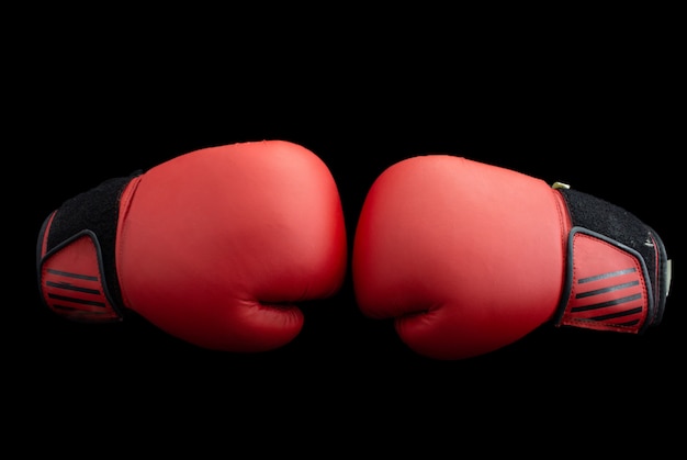 Guantes de boxeo rojos sobre fondo negro