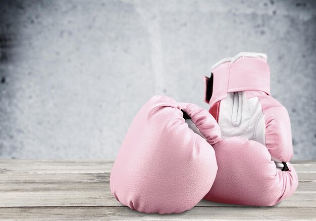 Guantes de boxeo rosa sobre fondo