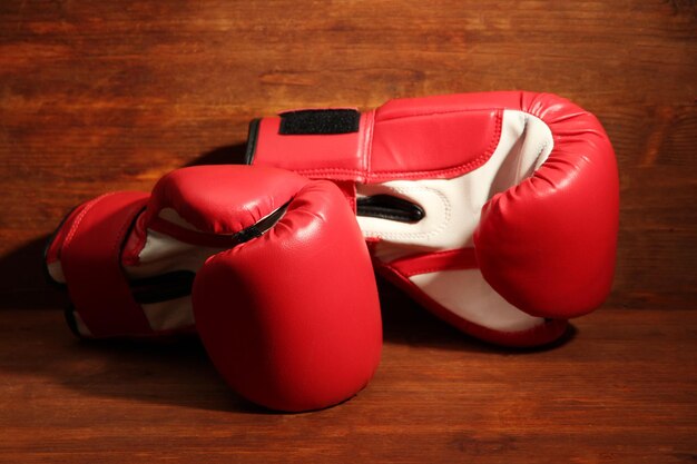 Guantes de boxeo sobre fondo de madera