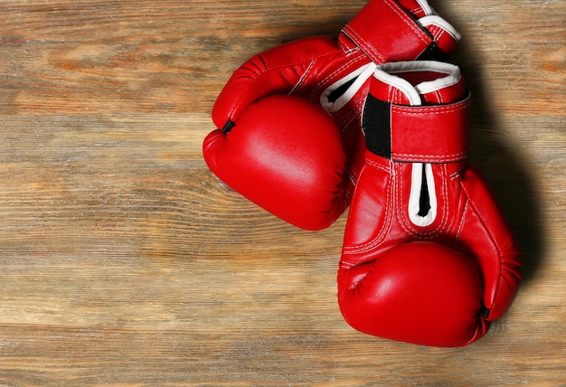 Guantes de boxeo sobre fondo de madera