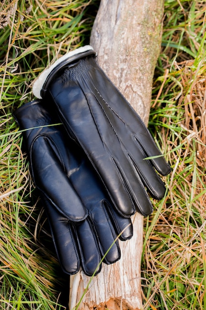 Guantes de cuero cálido para hombres se encuentran en la hierba