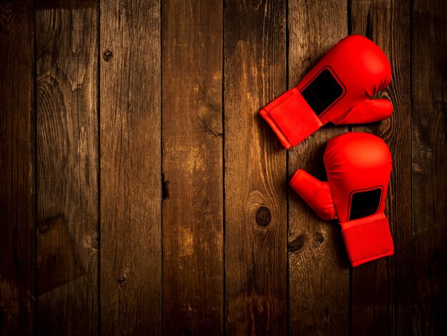 Guantes de cuero de karate en el fondo de madera. Vista superior