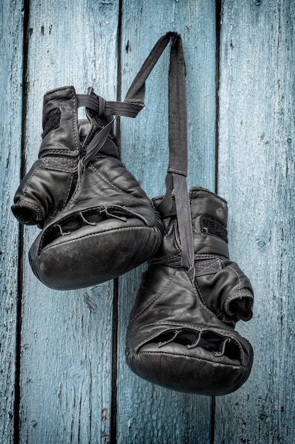 Guantes de cuero negro para kickboxing.