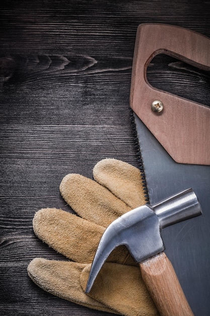 Guantes de cuero protectores de martillo de garra de sierra para metales inoxidable en tablero de madera