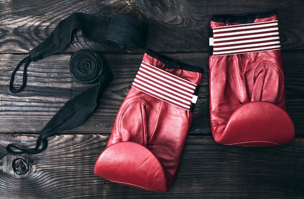 Guantes de cuero rojos y un vendaje elástico negro.