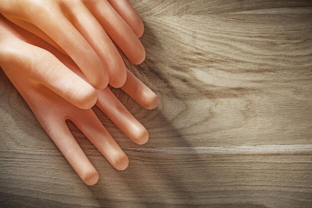 Guantes dieléctricos en tablero de madera.