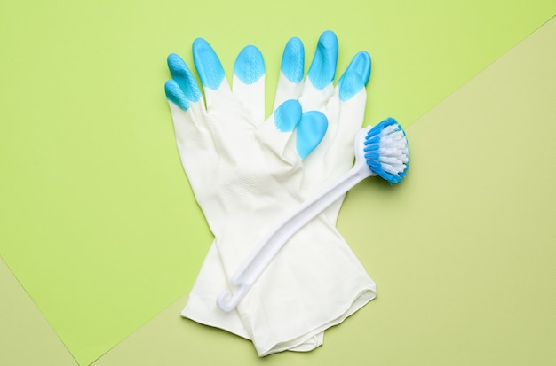 Guantes de goma blanca para limpieza, cepillos en verde, plano