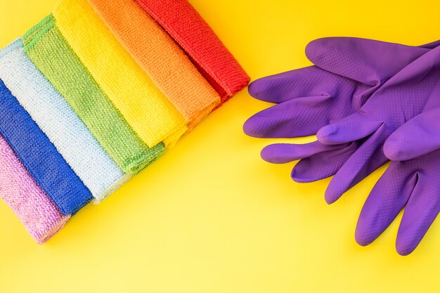 Guantes de goma violeta, paños de limpieza