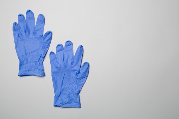 Guantes de látex azul sobre un fondo de color