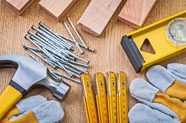 Foto guantes martillo clavos a nivel tablones sobre tabla de madera