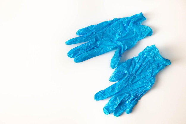 Guantes médicos azules sobre la mesa.