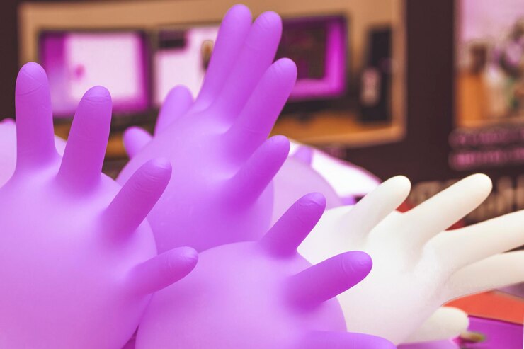 Guantes médicos guantes estériles morados y blancos elemento de uniforme médico El concepto de medicina y ciencia especialistas médicos Diferentes opiniones sobre la medicina