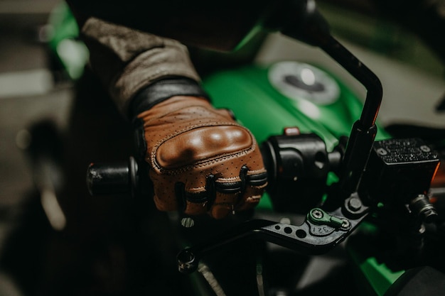 guantes de moto de cuero marrón