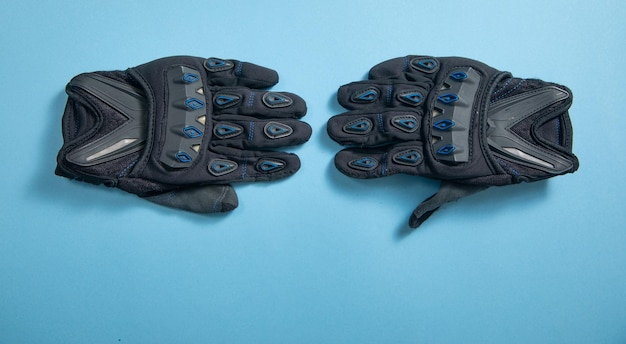 Guantes de moto sobre el fondo azul.