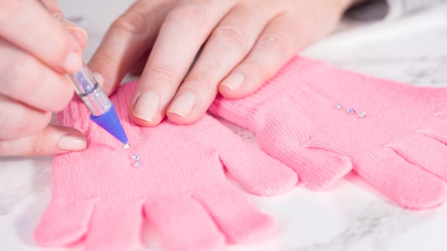 Guantes de niños rosa strass con formas de copos de nieve.