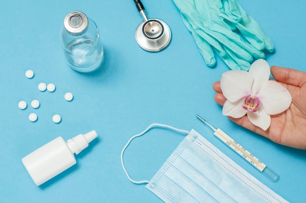 Guantes de nitrilo mascarilla termómetro de mercurio y pastillas para protección personal