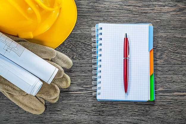 Foto guantes protectores planes de construcción edificio casco cuaderno pluma