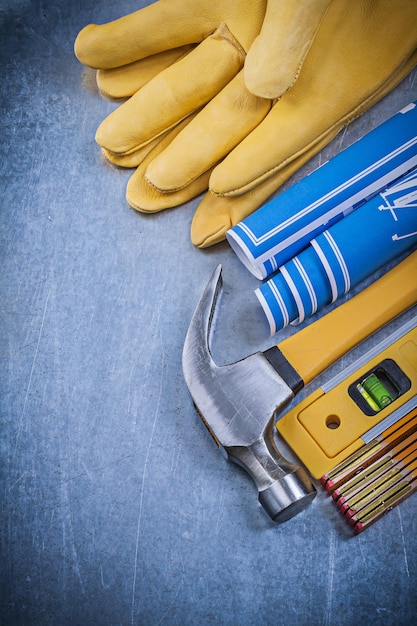 Guantes protectores planos azules martillo de garras nivel de construcción medidor de madera