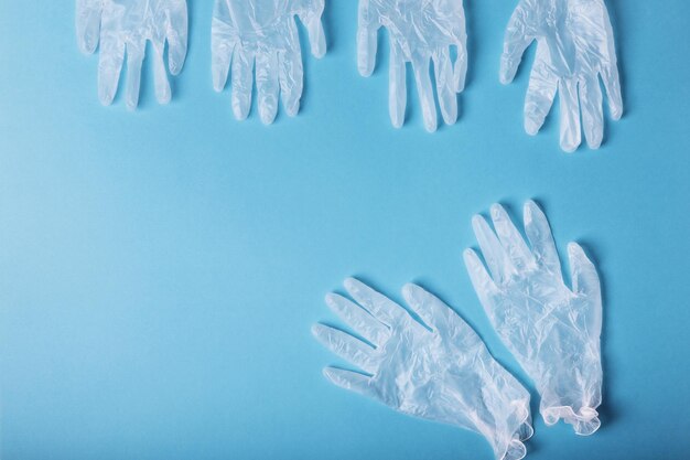 Guantes quirúrgicos blancos aislados en el fondo azul Concepto de protección contra infecciones o contaminación