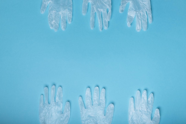 Guantes quirúrgicos blancos aislados en el fondo azul Concepto de protección contra infecciones o contaminación