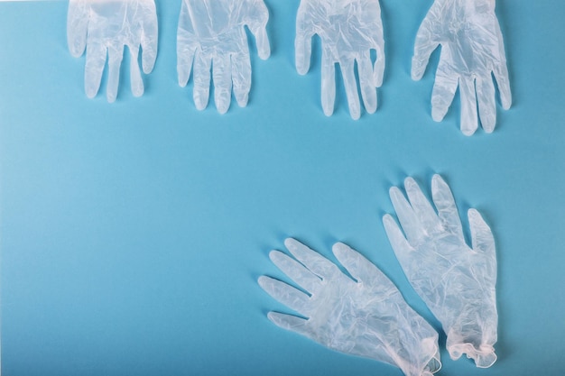 Guantes quirúrgicos Whitte aislados en el fondo azul. El concepto protege contra la infección o la contaminación.