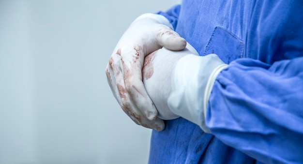 Guantes con sangre después de la cirugía.