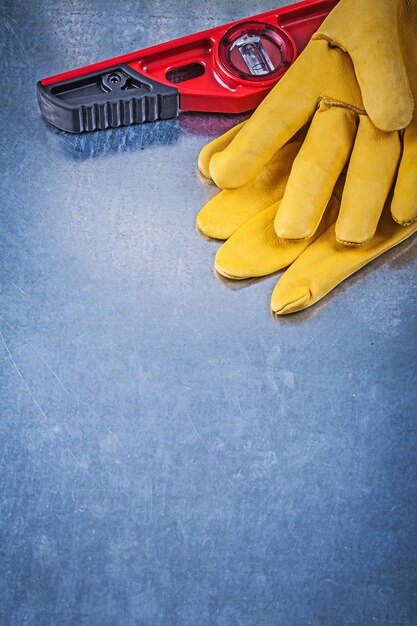 Guantes de seguridad de nivel de construcción sobre fondo metálico rayado copyspace