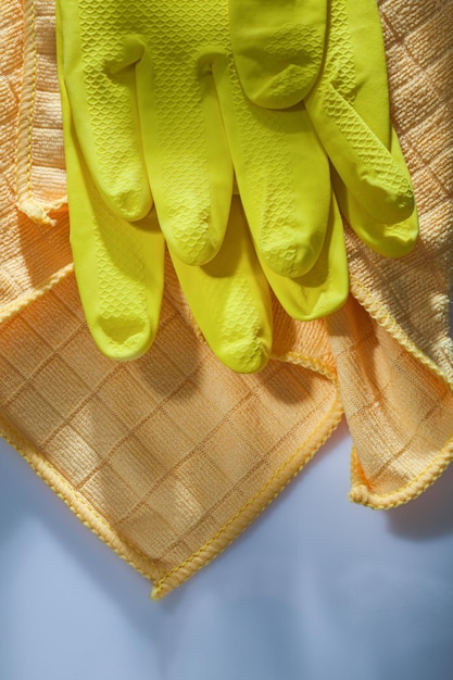 Guantes de seguridad de trapo doméstico sobre fondo blanco.