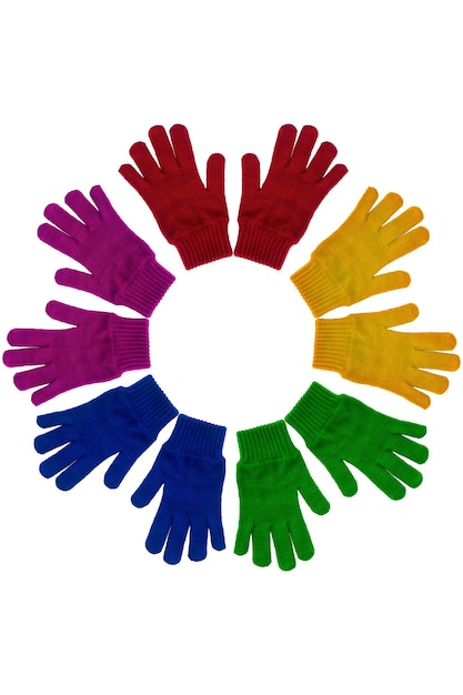 Guantes tejidos varios colores aislado sobre fondo blanco.