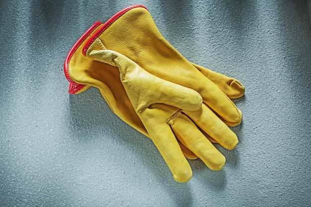 Guantes de trabajo de cuero en conce de construcción de fondo de hormigón